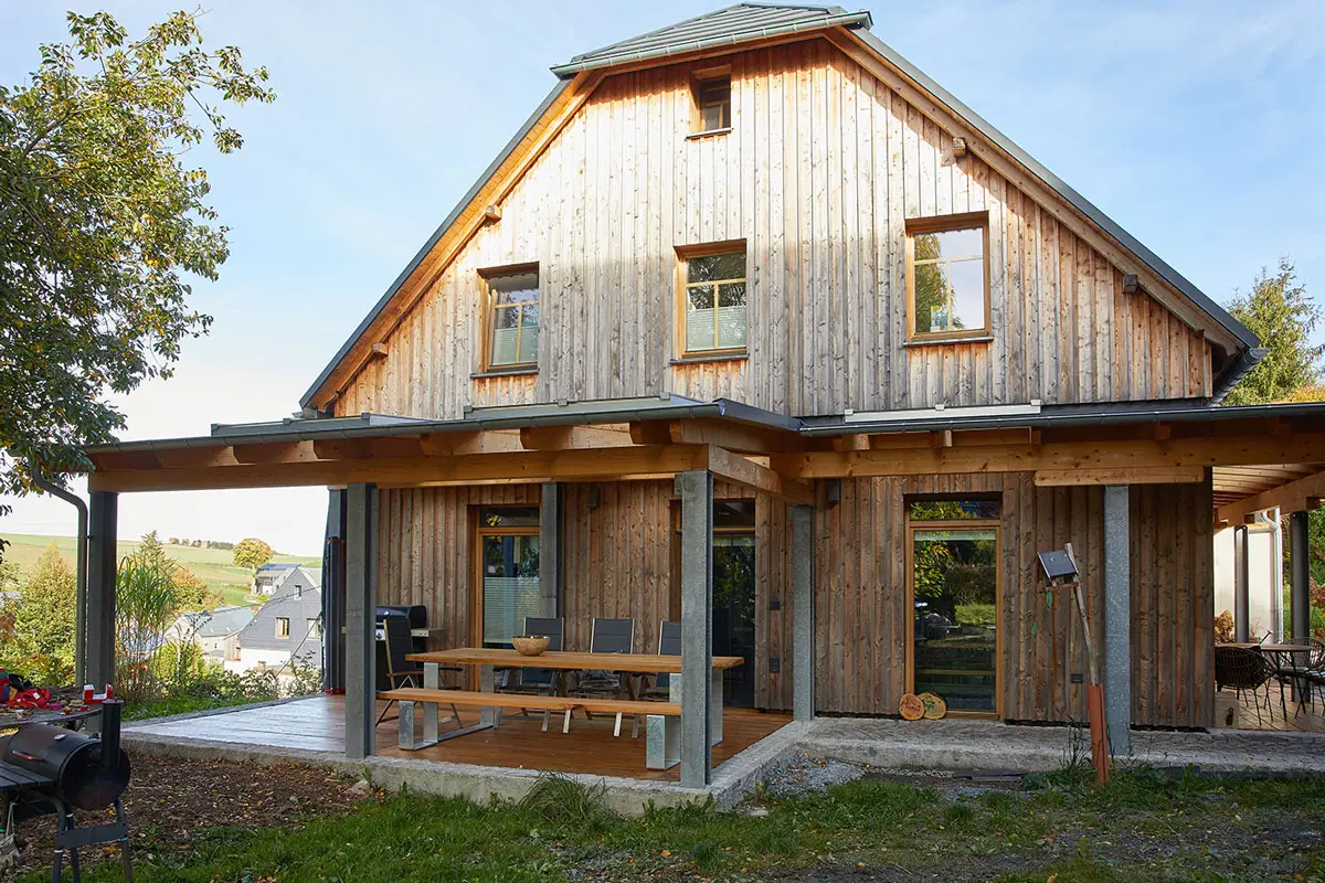 Waermedaemmfassade Laerchenholz deckleistenverschalung 1
